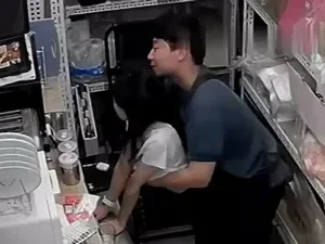 Anh nhân viên may mắn và cô chủ damdang vụng trộm ngay trong quán ăn