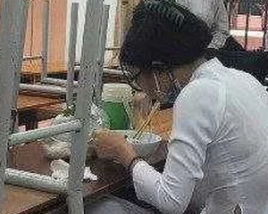 Bạn thân là vui buồn có nhau rồi mang nhau ra đóng gạch