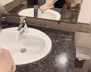 Bỏ tiền ra thuê trai trẻ làm thú cưng thật là VKL