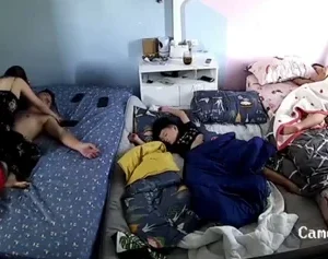 Chồng mệt ngủ say vợ vẫn đè ra chịch cho bằng được