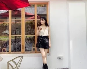 Cô bạn gái xinh đẹp mình dây và mối tình đầu