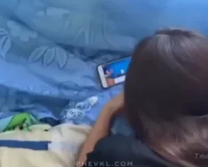 Đang chơi đánh bài thì bị anh tụt quần nhét cặc vào bím