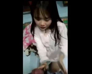 Dậy em ny mới lớn bú con cu và chiếc bướm xinh đẹp