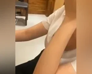 Đi ăn gặp em nhân viên quán dễ tính sờ được vú là bú được lồn ngay