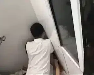 Đi nhậu mà dẫn bạn gái vào phòng vệ sinh chịch nhau bị đám bạn quay lén