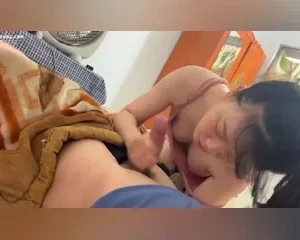 Được em bồ xinh gái vuốt ve mân mê thổi kèn con cặc cực phê