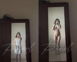 Em gái kính cận show hàng trươc gương