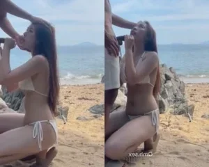 Em gái xinh đẹp thích được BJ ngoài bãi biển cho có cảm giác lạ
