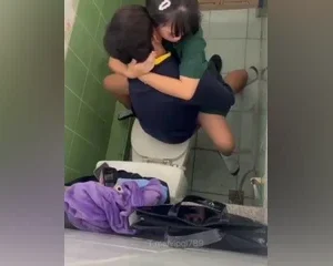 Quay lén 2 đưa bạn học cùng lớp vào nhà vệ sinh trường chịch nhau