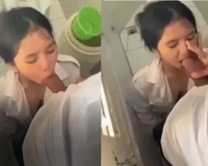 Vào nhà vệ sinh trường bú cu cho bạn trai đỡ nứng