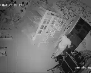 Vợ chồng đang lên cao trào thì mẹ mở cửa phòng đi vào