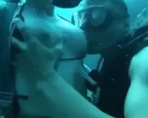 Đeo bình OXY xuống biển đóng phim sex thật là một cảm giác mới lạ